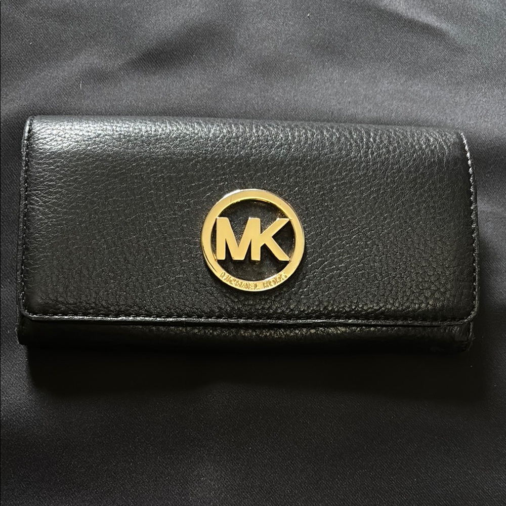 Michael Kors Pebbled Leather Long Wallet with Gold Logo. NWOT